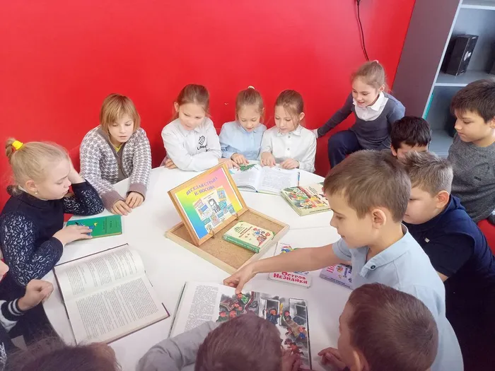 рассматривают книги