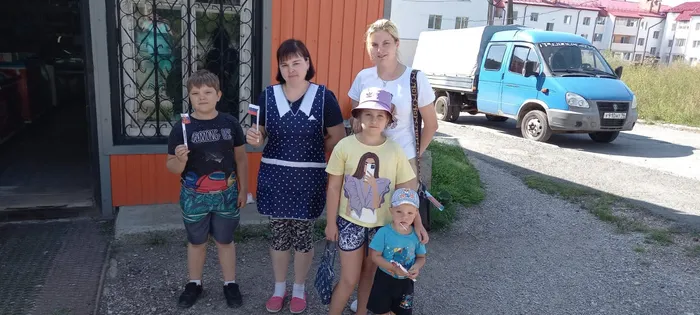 "Трехцветный и гордый Отечества флаг"