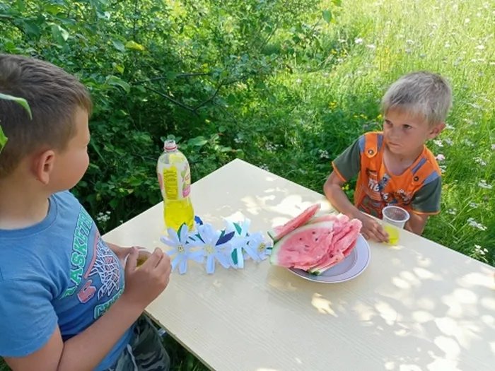 дети и арбуз)