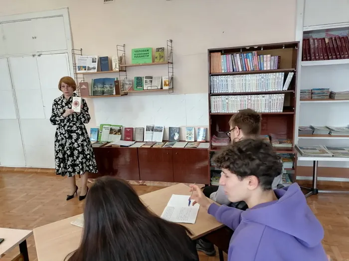 Ведущий на фоне выставки.JPG