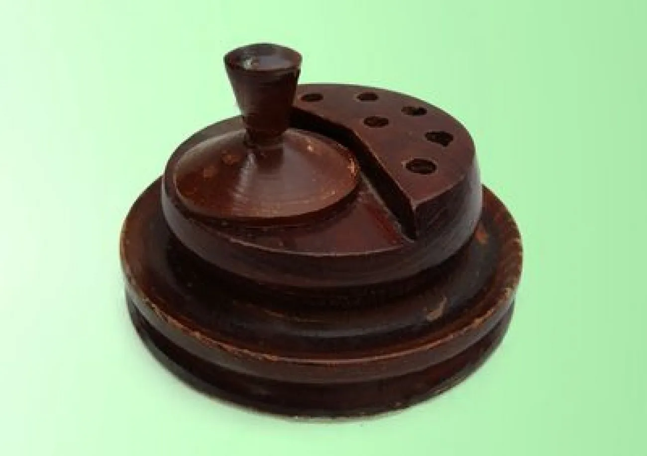 Деревянная подставка под ручки и карандаши