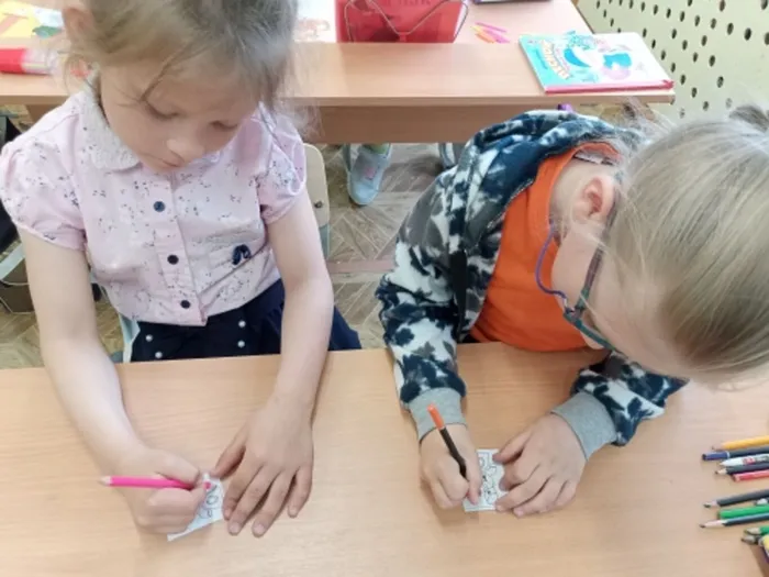 раскрашивают эмблемы