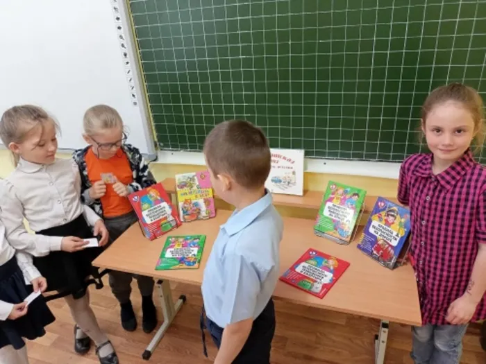 читатели у выставки