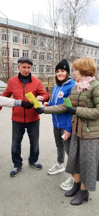 раздаем буклеты 3.JPG