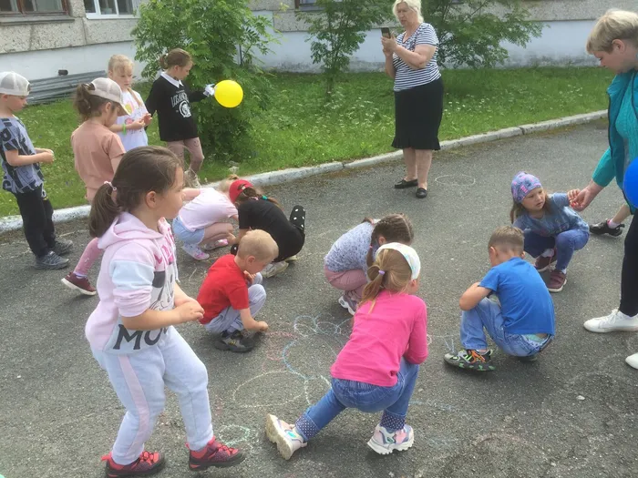 дети рисуют ромашки