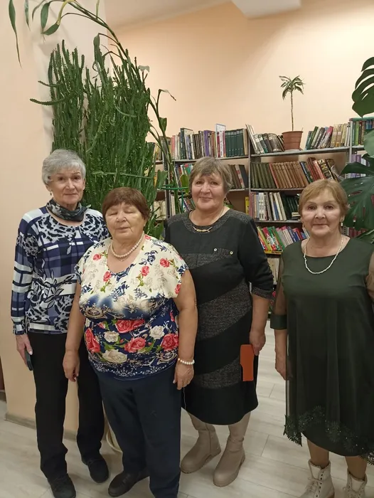 Литературная гостиная  «Я помню о маме везде и всегда» в Библиотеке семейного чтения п Калья