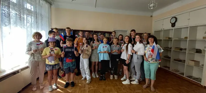 "Трехцветный и гордый Отечества флаг"