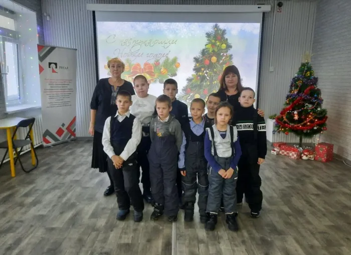 Игровая мозаика «Ёлка зажигает огни» в Центральной городской  библиотеке имени А. Н. Арцибашева