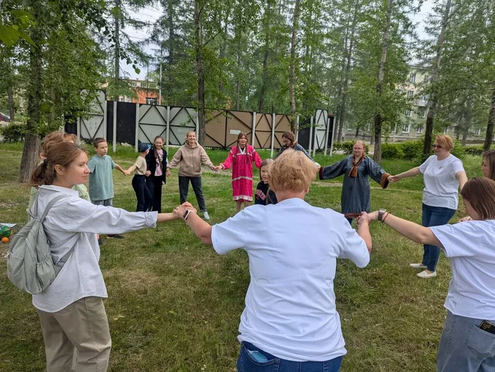 Манси — ма от «Зелёного дозора» на летней площадке «Солнцеворот» в День молодежи
