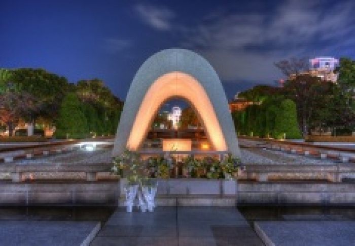 Памятник жертвам бомбардировки в Парке Мира в Хиросиме (Фото: Sean Pavone, Shutterstock)